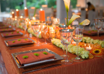 set dinner table at event