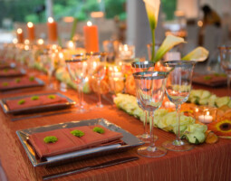 set dinner table at event